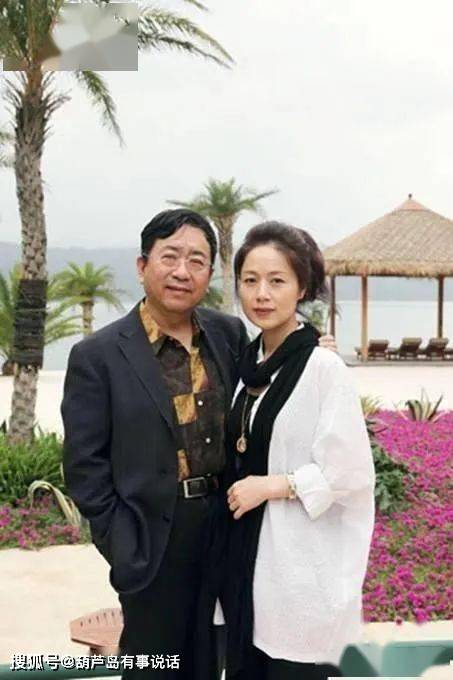原创余秋雨携小16岁妻子马兰,在公园漫步,俩人很恩爱,生活得很幸福