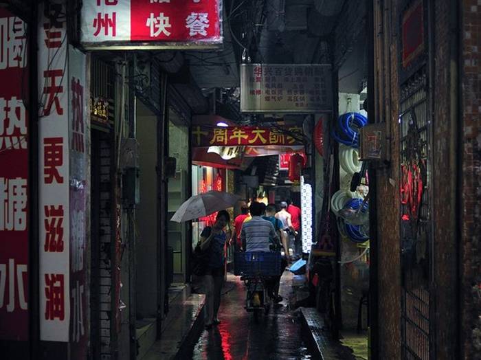 原创广州最大的城中村:"亲吻楼"下窄又挤,巷子尽头回忆多