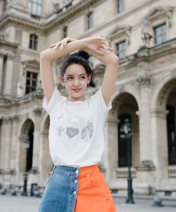 热巴|00后“小花旦”李诗颖，外形酷似热巴，街头演绎“双面”少女