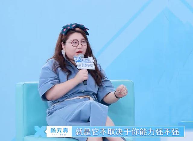 杨天真大跳女团舞,粉红套装超惹眼,动作灵活表情丰富