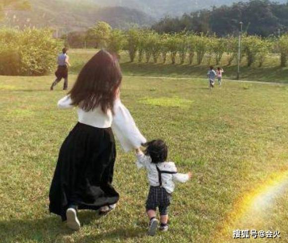 儿子|原创王力宏小儿子天赋异禀！不到2岁就拉小提琴，音乐传承后继有人