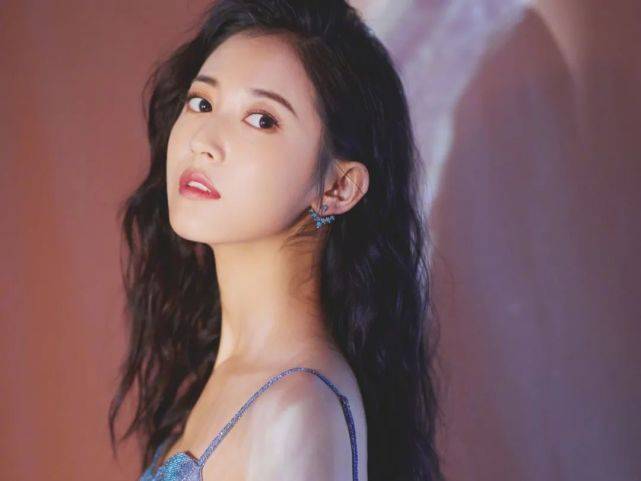 男方|原创当红人气小花恋情被曝光？男方着急否认是心虚吗？