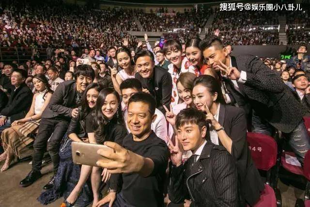 甘薇豪宅被拍卖后现身活动捞金,身穿玫瑰金连衣裙