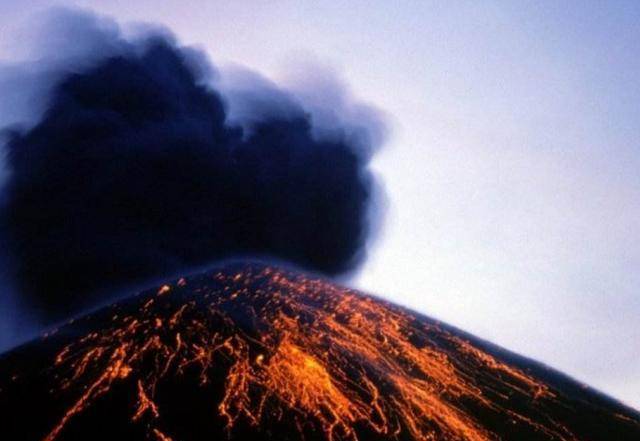 世上最活跃的火山岛,每隔几小时喷发一次,居民不躲反当是美景