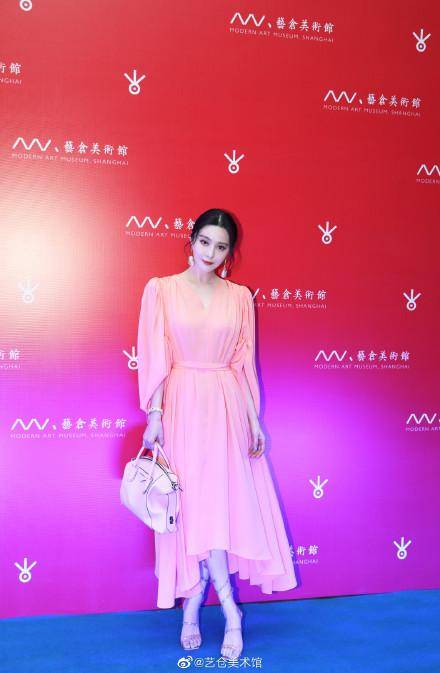 范冰冰|范冰冰大50万着装现身艺术展,橘子汽水色系有心机,这就登热搜了