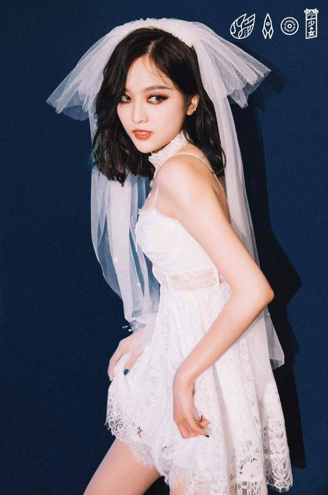 造型|火箭少女最新大片曝光，暗黑系新娘造型好别致，烟熏妆容真吸睛
