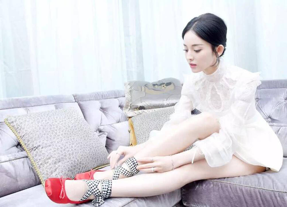 芭蕾|这双平底鞋流行了半个多世纪，让赫本美成经典，杨幂穿出时髦俏皮