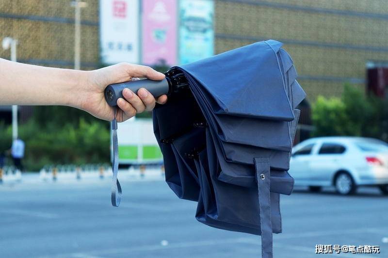 照明|一键收+不湿身+遮烈日+照夜路！90分的雨伞能耐蛮大，今夏备一把