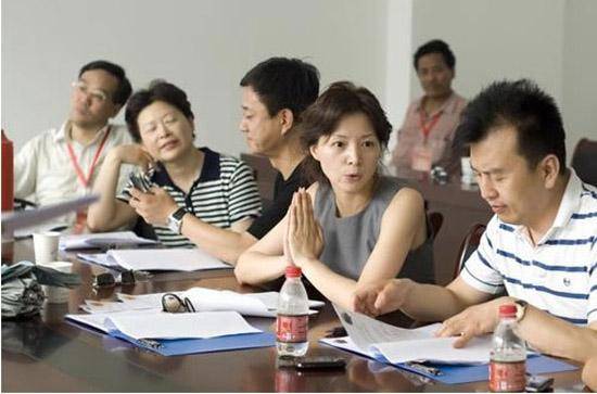 皱纹|董卿素颜的样子很普通，脸上也有了皱纹，但气质依旧高级！