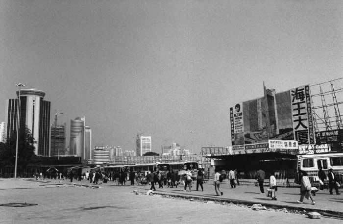 90年代的深圳汽车站,人来人往,一片繁华闹市的景象.