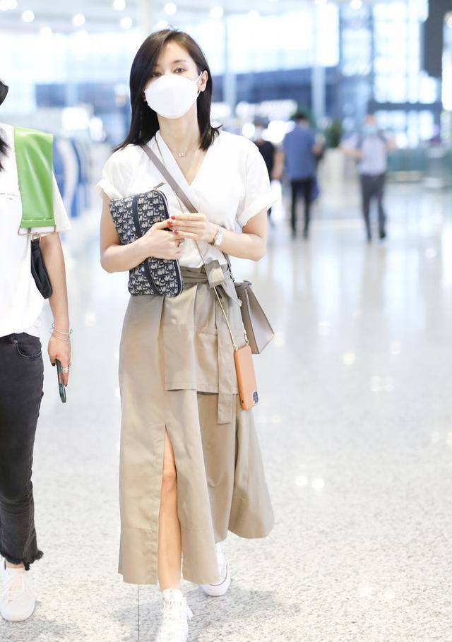 调配|王子文防拍出新招，温柔搭配很随性，一看就是知性女人