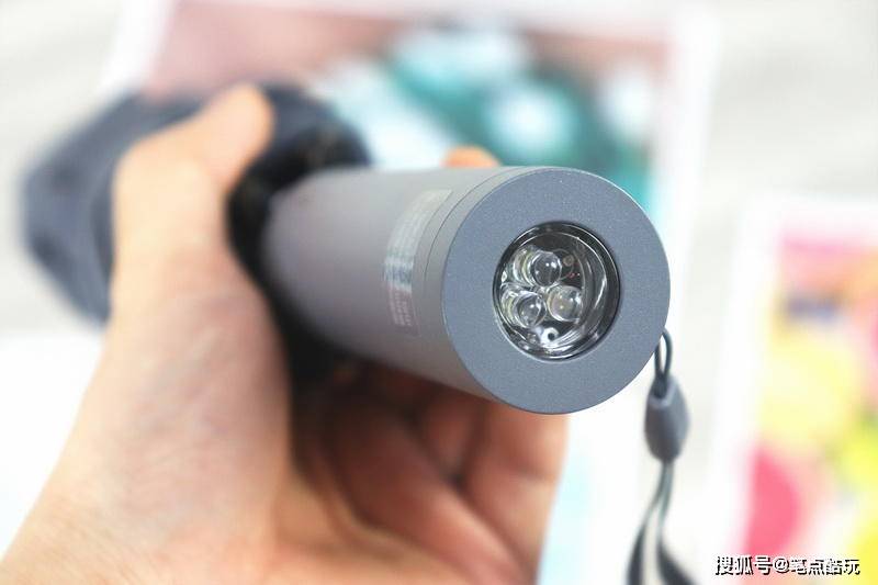 照明|一键收+不湿身+遮烈日+照夜路！90分的雨伞能耐蛮大，今夏备一把