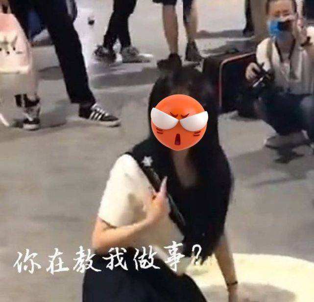 和小尤奈的事件差不多,又是一个"不雅"jk少女的出现.