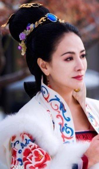 未成年饰演小昭闻名,最性感的"蛇蝎美人",52岁的田丽风韵犹存