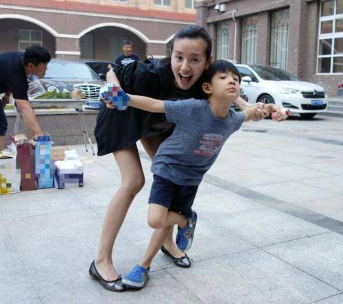 样子|董洁硬拗清纯样子好假，脸上都是衰老的皱纹，像50岁的人了！