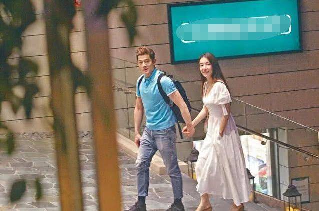 方媛|熊黛林素颜现身，穿碎花裙有点老气，赶方媛差了几分清纯气质！