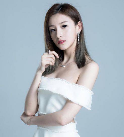 董卿退位,新90后央视一姐上线,颜值高身材好被赞“腿精”