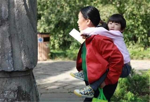 原创蔡少芬46岁高龄生三胎，快速衰老和丈夫像两代人，网友：何必呢