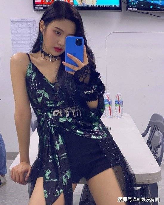 诱惑|“性感炸弹”来袭！RedVelvet Joy 晒性感私照，大秀修长美腿