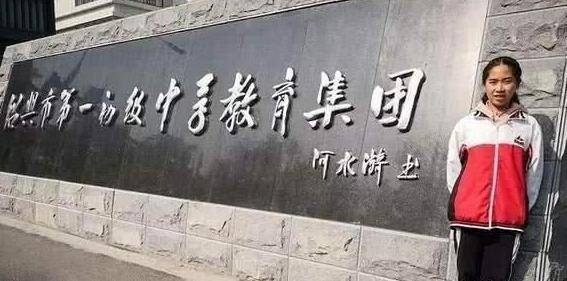 一手|初中生因写得一手漂亮字，被委派给学校写校名，网友：太好看了