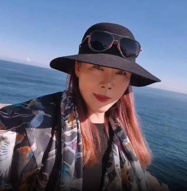 鞋拔子|54岁田震近照,染金发打扮时髦,变鞋拔子脸大鼻孔认不出