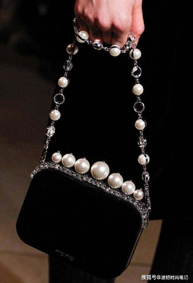 珍珠|谁说珍珠是奶奶辈的专属？这样穿戴太显气质，从老年圈拉回时尚圈