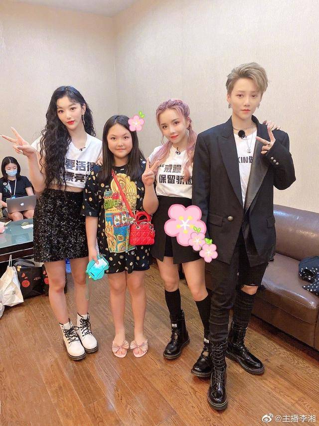 李湘|李湘帮女儿追星，王诗龄一身行头力压富婆虞书欣，身上全是奢侈品