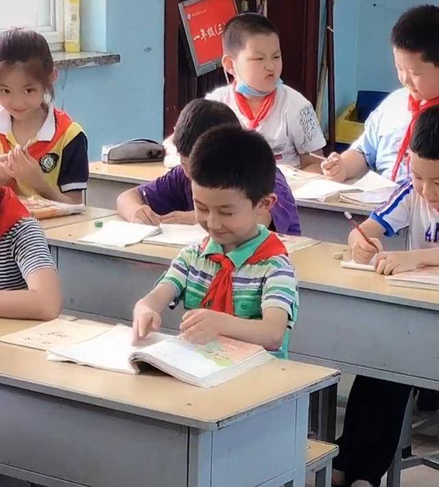 自习课上，熊孩子帮女同桌“醍醐灌顶”，从教5年的老师当场笑翻
