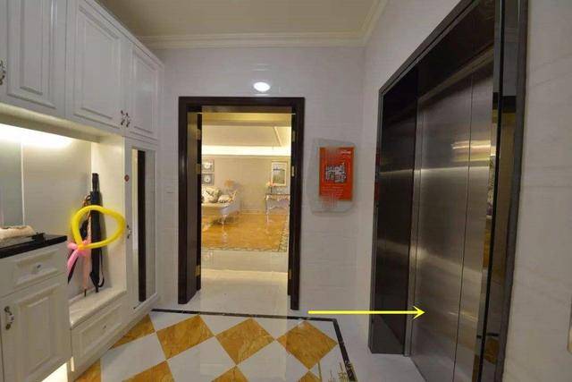 选择合理设计,可以很好地利用电梯口的空间,比如放置鞋柜变成入户玄关