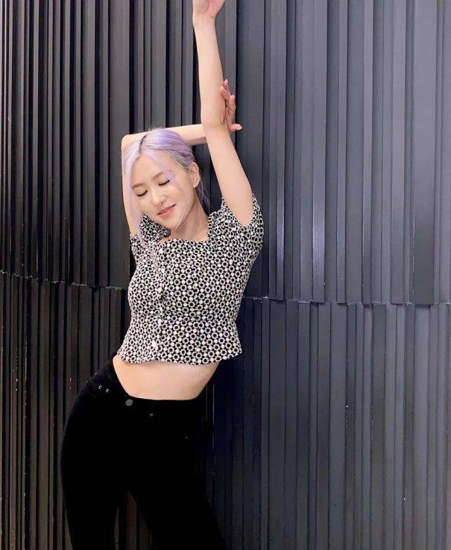 rose|“澳洲玫瑰”朴彩英晒照，穿短款上衣露53cm蜂腰，身材火辣太瞩目