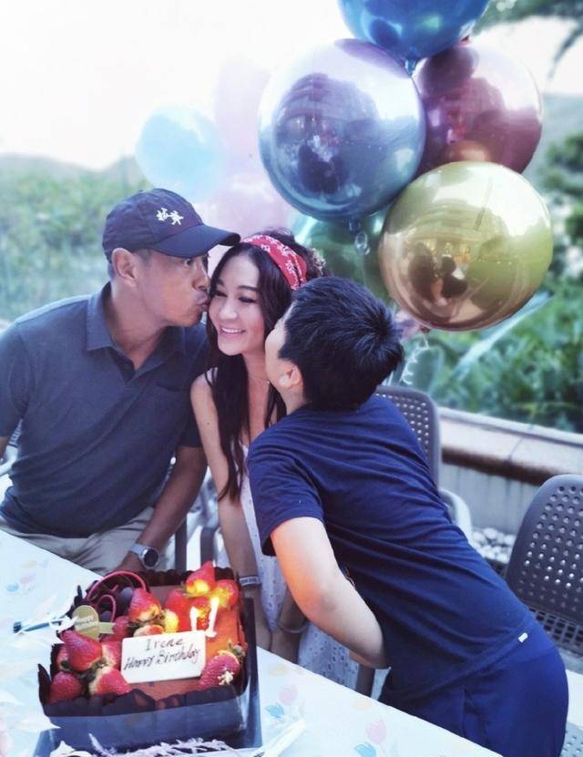 皮肤|原创温碧霞54岁生日，丈夫养子左右献吻，何祖光皮肤黝黑毫无富豪气质