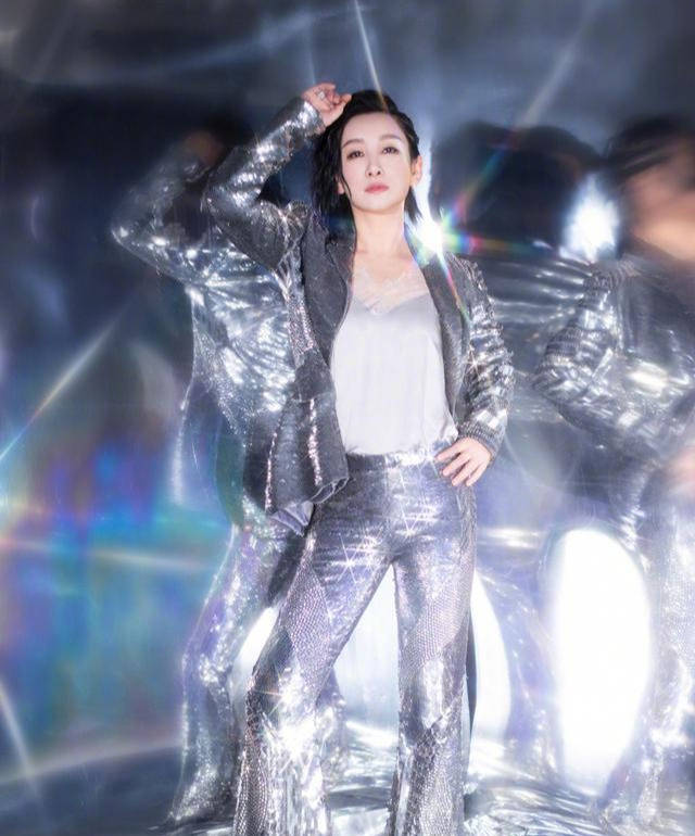 背心|秦海璐穿衣太个性，''老土''外套配蕾丝背心，出乎意料的时尚