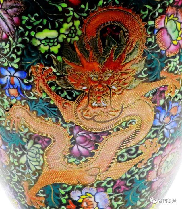 龙凤|螭龙双耳龙凤穿花凤尾赏瓶：乾隆时期御窑粉彩中的巧夺天工