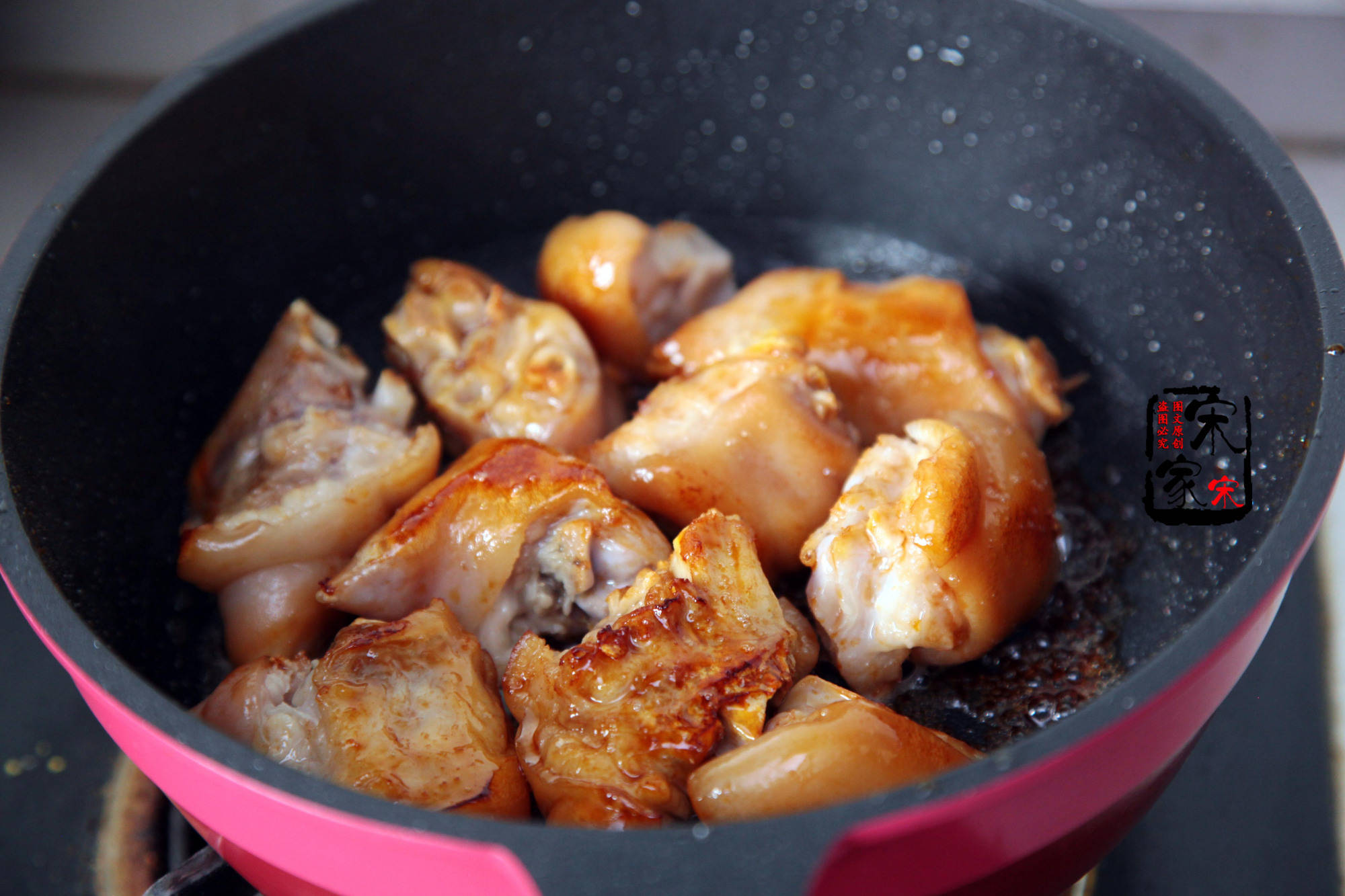 夏天消耗多，女人碰见这菜别手软，富含胶质，多吃气色棒！