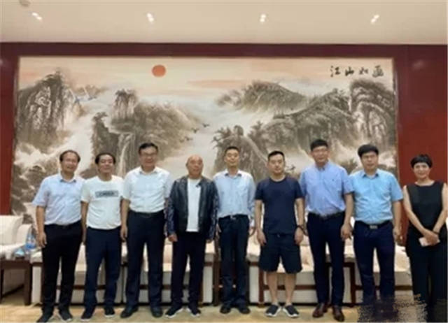 短裤|原创孔令辉穿短裤凉鞋与领导合影！网友批评：这种场合应该西装革履