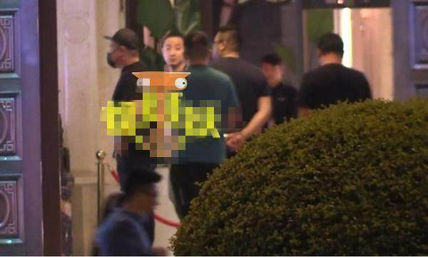 岳云鹏疑咸猪手?强搂告白24岁女爱豆