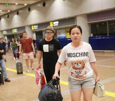 岳云鹏疑咸猪手?强搂告白24岁女爱豆