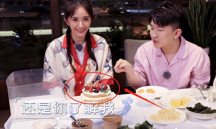 张大大送杨幂生日蛋糕看清杨幂的第一反应关系好坏一望而知