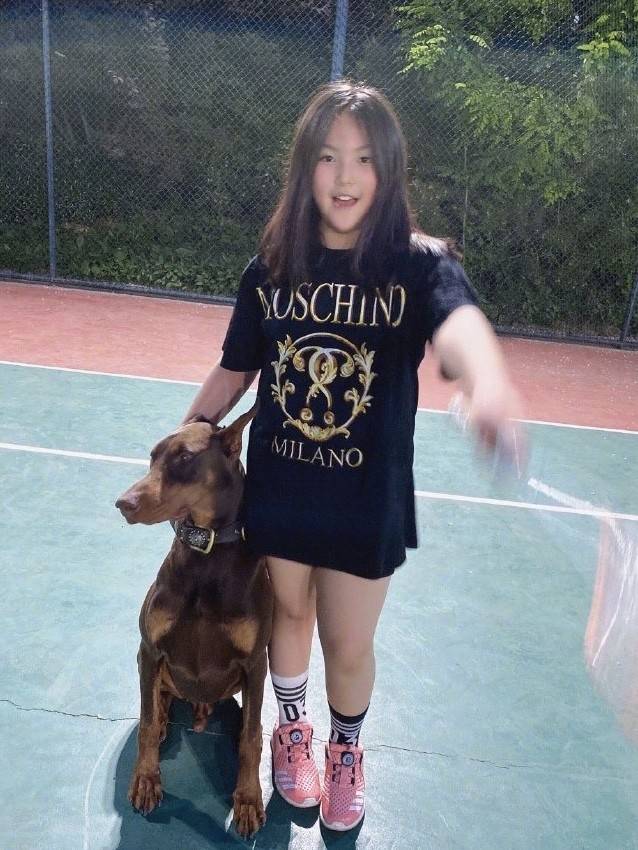 偶像|李湘晒女儿王诗龄照片，11岁成“追星女孩”，和偶像合影太显可爱