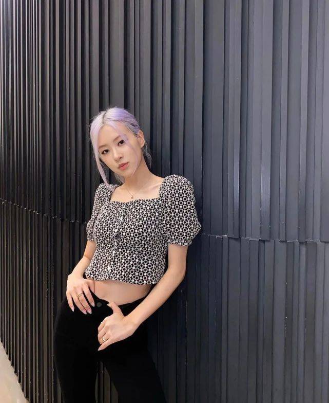 rose|“澳洲玫瑰”朴彩英晒照，穿短款上衣露53cm蜂腰，身材火辣太瞩目