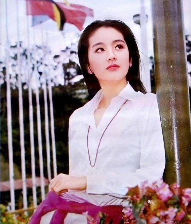 40年前的林青霞多清纯?无修图甜美可人,穿着时髦好有潮流范儿.