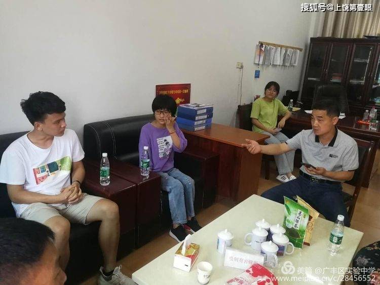 日前,广丰区实验中学余双陆校长迎来两位客人——昔日的学生:杨正,张