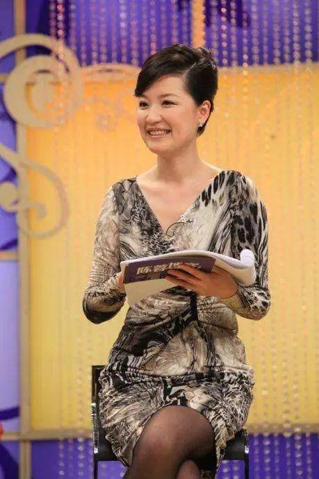 东方|原创美女主持陈蓉，21岁入行，花22年爬上“东方卫视一姐”宝座