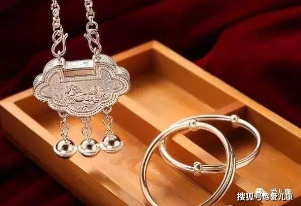 宝宝|只因手上戴个它…这东西再好，也别让娃戴了！11个月宝宝手肘脱位