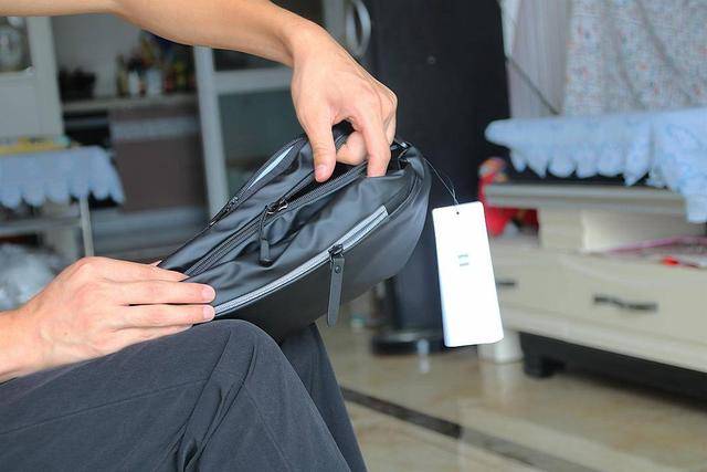 运动|小米多功能运动休闲胸包，这是一款能告别到处翻找物品的烦恼包包