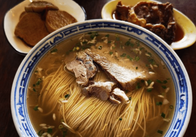 苏州这家枫镇大肉面馆,4个多小时匠心制作,食客爱点醇厚的白汤