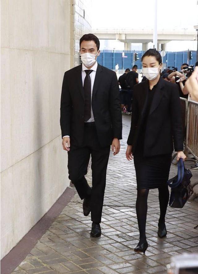 齐娇|齐娇穿T恤配裤装挤公交，昔日阔太气场全无，何猷启不心疼女儿吗