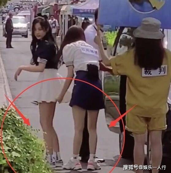 吴宣|欧阳娜娜吴宣仪街边互整裙摆，他人抓拍下，这才是女明星真实腿型