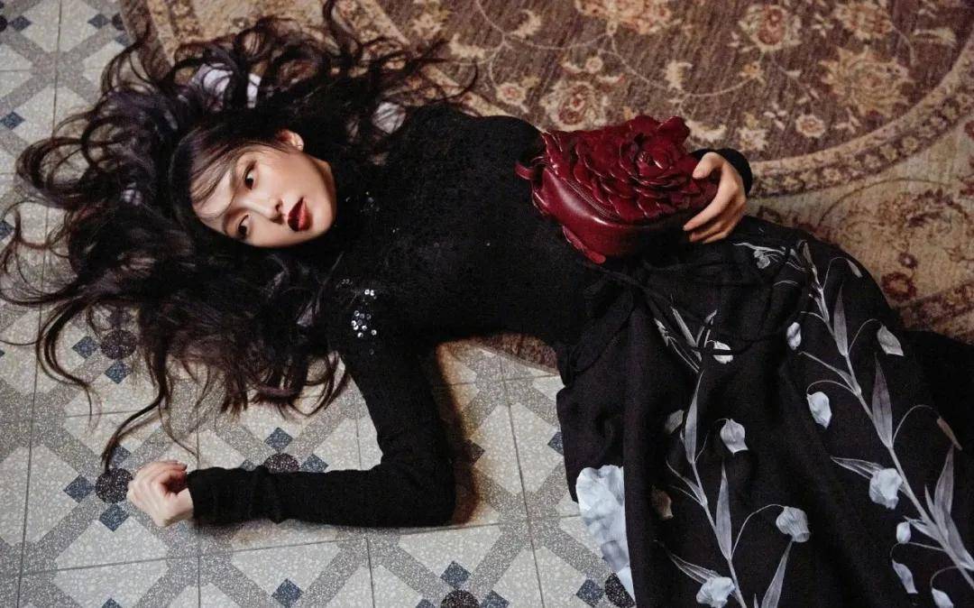 小白花|争了30年的小白花，少女幂看到踏上姐系妩媚线的唐嫣，坐得住吗？