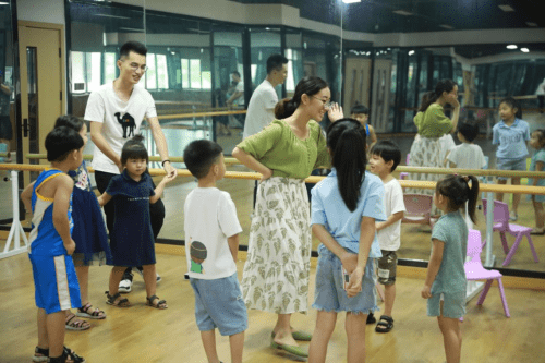 专业化|祝贺童星何渊帅签约成为浙江义乌秀萌娃艺术学校形象代言人